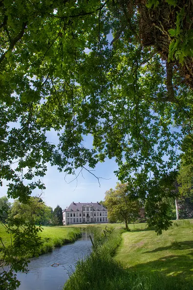 Château d’Attre du XVIIIe siècle au bord de la Dendre, parc paysager en Hainaut