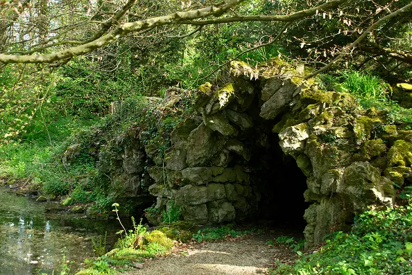 Grotte et étang dans le parc classé Jardin exceptionnel de Wallonie du Château d’Attre
