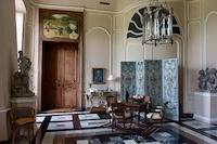 Hall d’entrée du Château d’Attre avec décors XVIIIe siècle préservés