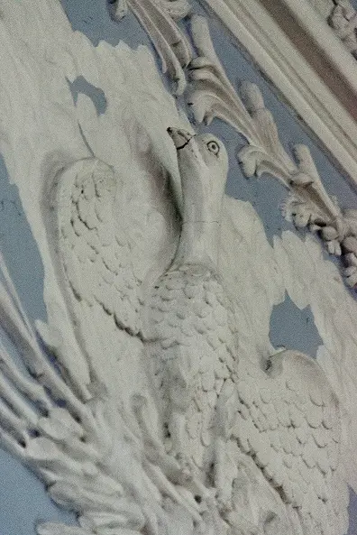 Moulure en forme d’oiseau dans le grand salon du Château d’Attre, décor XVIIIe siècle