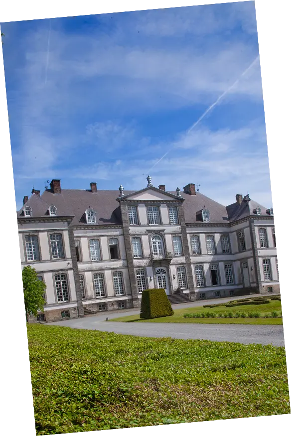 Façade avant du Château d’Attre au printemps, Brugelette, province de Hainaut