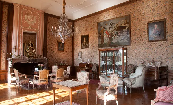 Salon des Archiducs au Château d’Attre, portraits et mobilier d’époque