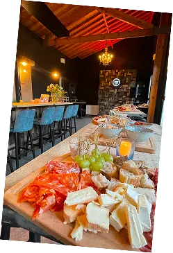 Planches apéritives dans le Pavillon d’Anatole – salle de réception au Château d’Attre, Belgique
