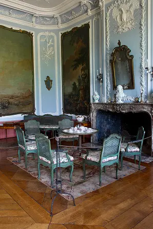 Grand salon du Château d’Attre avec mobilier Louis XV d’origine intact, XVIIIe siècle