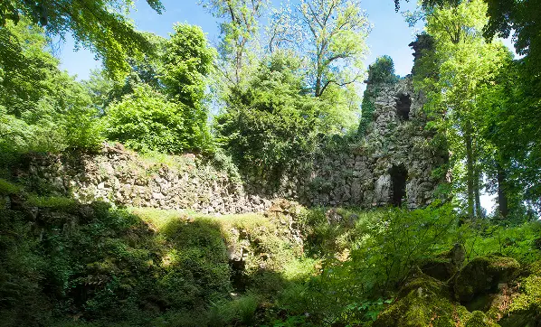 Rocher artificiel de 33 mètres construit en 1788 dans le parc du Château d’Attre, Hainaut